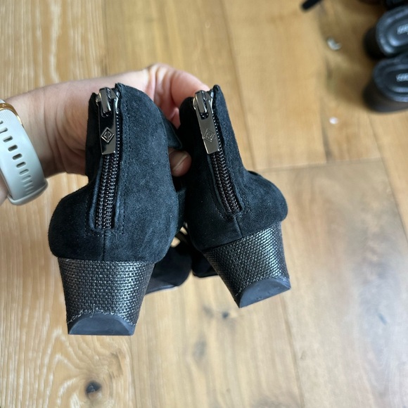 Women’s Donald Pliner Vela Black Suede Strappy Sandals with wedge heel - Picture 6 of 8